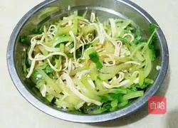 Illustration of how to make shredded cold lettuce 10