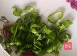 Illustration of how to make cabbage, chili and dried tofu 1