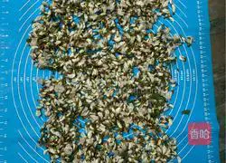 Illustration of how to steam locust flowers 1