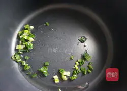  Illustration of how to make stir-fried shredded lettuce 3