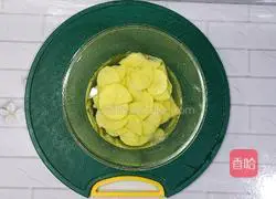 Illustration of how to make green pepper and potato slices 6