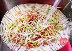 Illustration of how to make cold soybean sprouts 7