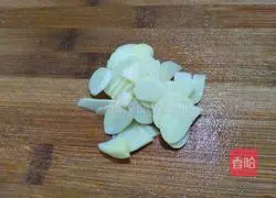 Illustration of how to make fried lotus root slices with green pepper 4
