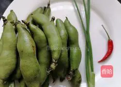 Illustration of how to make broad beans with scallion oil 1