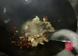 Illustration of how to make hand-shredded cabbage 3