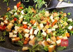 Illustration of how to make fried toon and dried beans 13