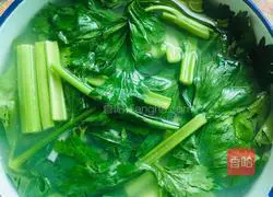 Illustration of how to make celery pulp 3