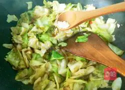 Illustration of how to make spicy and sour shredded cabbage 13