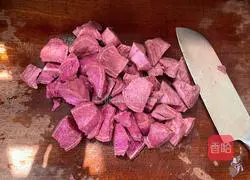 Illustration of how to make fried purple potato cubes 2