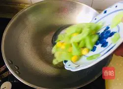 Illustration of how to stir-fry ginkgo with celery 5