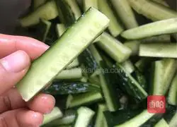Illustration of how to make spicy and sour cucumber strips 1