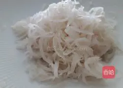 Illustration of how to make shredded radish with scallion oil on the tip of the tongue 5