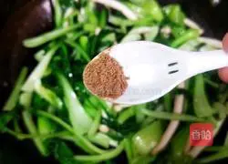 Illustration of how to stir-fry green vegetables with white jade mushrooms 9