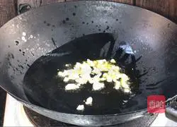 Illustration of how to stir-fry king oyster mushrooms and sweet potato leaves 4