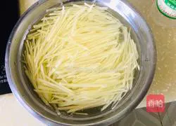 Illustration of how to make green pepper and potato shreds 1