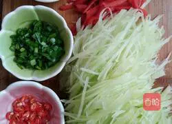 Illustration of how to make shredded lettuce with scallion oil 3