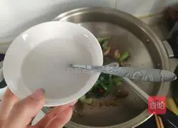 Illustration of how to stir-fry rapeseed with mushrooms 10