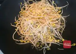 Illustration of how to make stir-fried green pepper and soybean sprouts 5