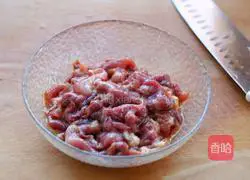 Illustration of how to make fried pork slices with lotus root and celery 1