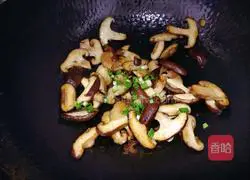 Illustration of how to make mushroom slices with oyster sauce 7