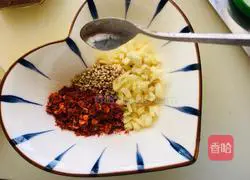 Illustration of how to dip and shred chicken breast in water 5