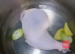 Lemon shredded chicken Illustration of how to cook chicken 1