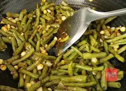 Illustration of how to make corn-fried cowpeas 9 