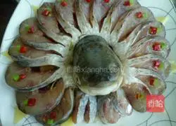 Illustration of how to open a peacock's tail 4