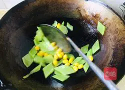 Illustration of how to stir-fry lettuce and ginkgo 4