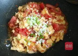 Illustration of how to make tomato scrambled eggs (same ingredients but different methods) 16