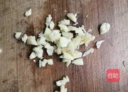 Illustration of how to make garlic lettuce 2