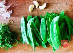 Illustration of how to make garlic snow peas 3