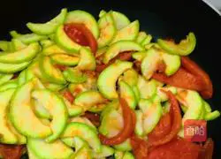 Illustration of how to stir-fry tomatoes and zucchini 7