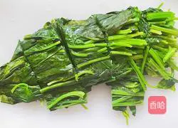 Illustration of how to make spinach and scrambled eggs 1