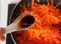 Illustration of how to make shredded garlic and carrots 10