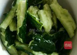 Illustration of how to pat cucumbers 3