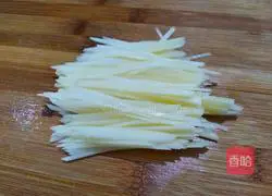 Illustration of how to make black bean paste with green pepper and potato shreds 2