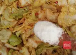 Illustration of how to make hand-shredded cabbage 7