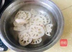 Illustration of how to make garlic and lotus root slices 4