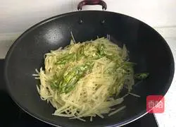 Illustration of how to make green pepper and potato shreds 7