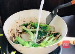 Illustration of how to stir-fry mushrooms with lettuce 10