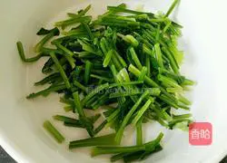 Illustration of how to make spicy spinach with reduced fat 4