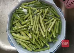  Illustration of how to make beans with garlic paste 2