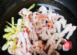 Illustration of how to make spicy and sour chicken feet 2