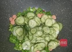 Illustration of how to make stir-fried cucumber and ham sausage 3