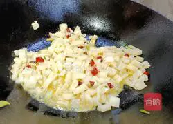 Illustration of how to make spicy and sour lotus root diced 5