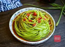 Illustration of how to make cold garlic sprouts 9