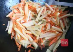 Illustration of how to stir-fry shredded potatoes with green peppers, carrots and shredded potatoes 7