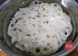 Illustration of how to make fried lotus root slices with green pepper 3