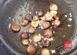 Illustration of how to stir-fry mushrooms and Shanghai greens 5